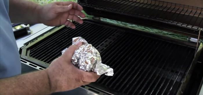How to Clean Grill Grates with Aluminum Foil?